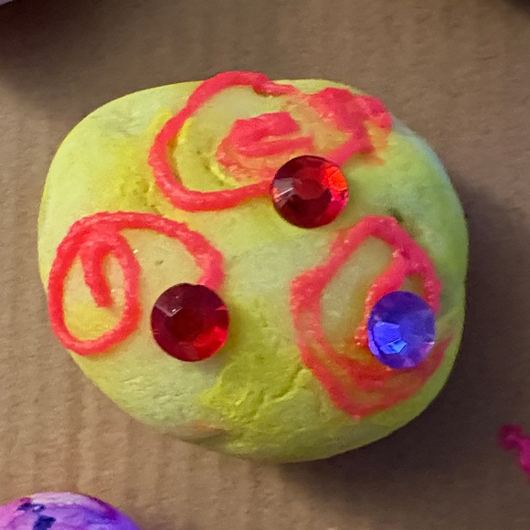 Emmy’s Creations: Vibrant Hand-Painted Decorative Stones - Picture 4 of 9